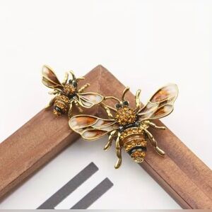 Bee Brooch Featuring Double Bees Modern New